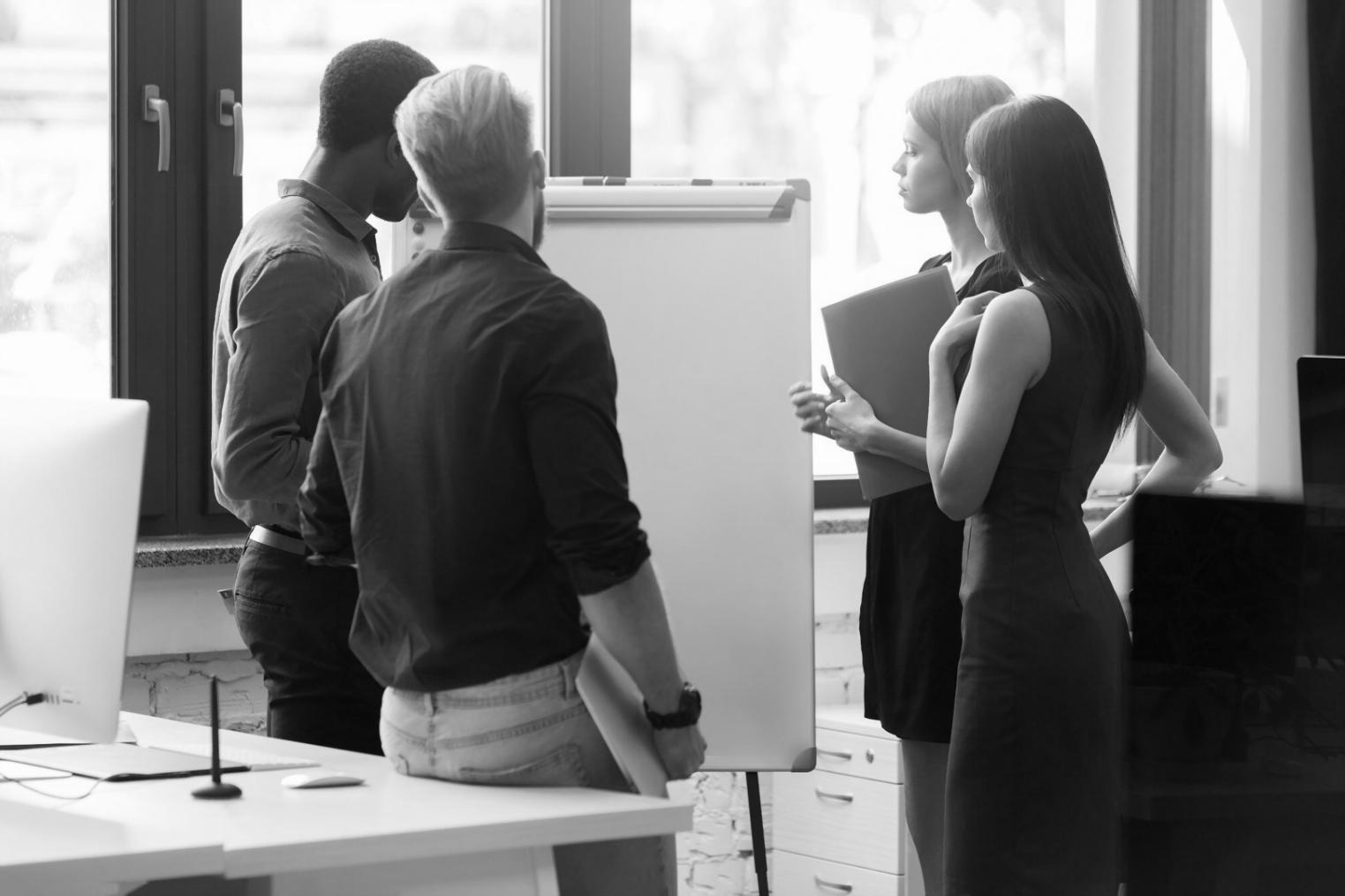 Processus d'analyse comparative illustré avec des documents et graphiques